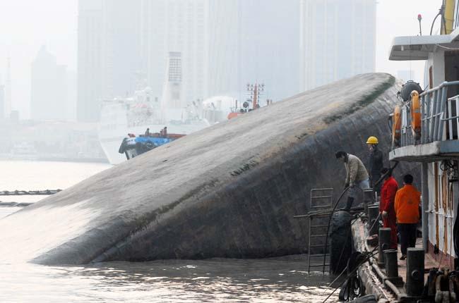 印度发生船只倾覆 事故造成至少18人死亡多人失踪