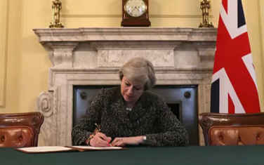 打响退欧发令枪 英国首相签署历史性信函